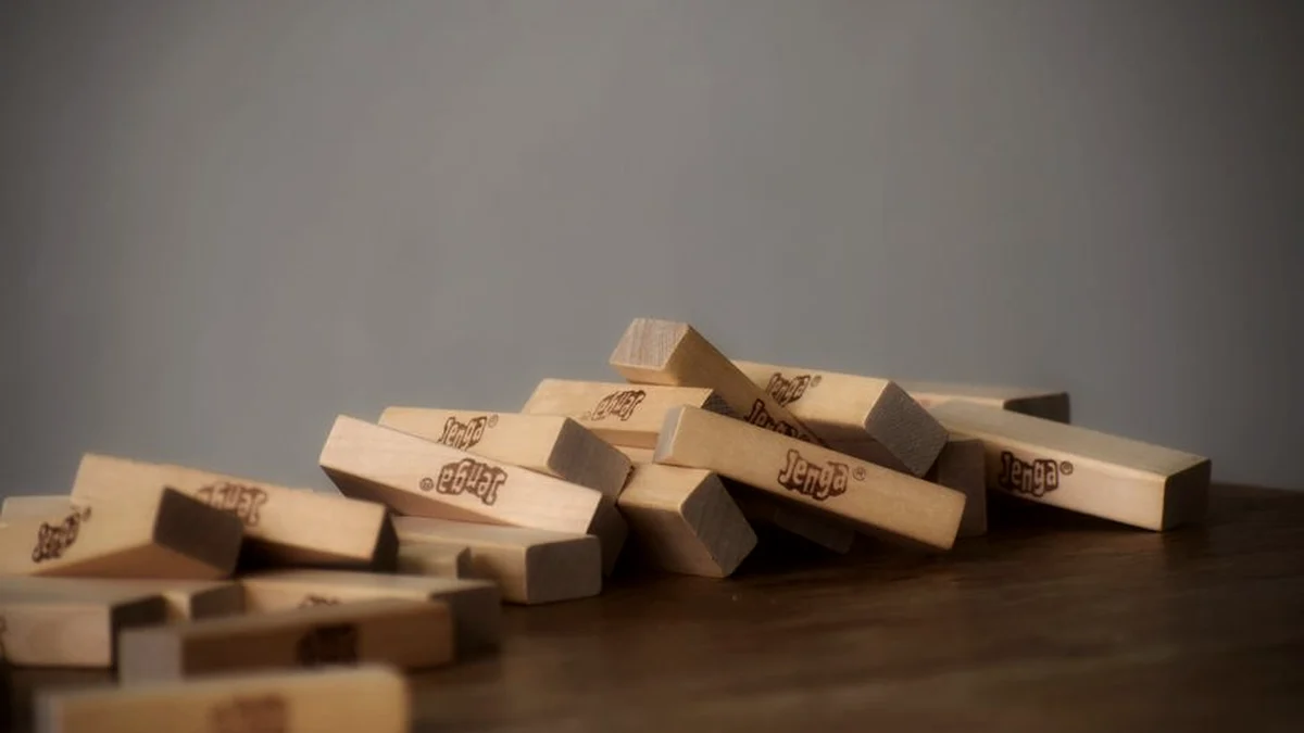 Blocs de bois d'un jeu d'adresse effondrés sur une table