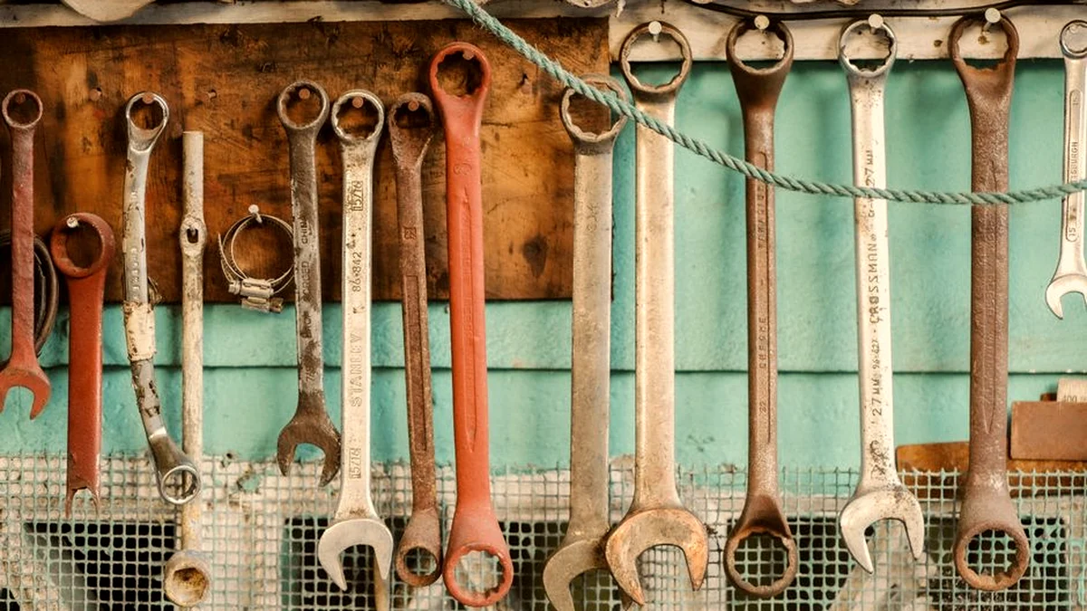 Clés plates et à pipe suspendues au mur d'un atelier