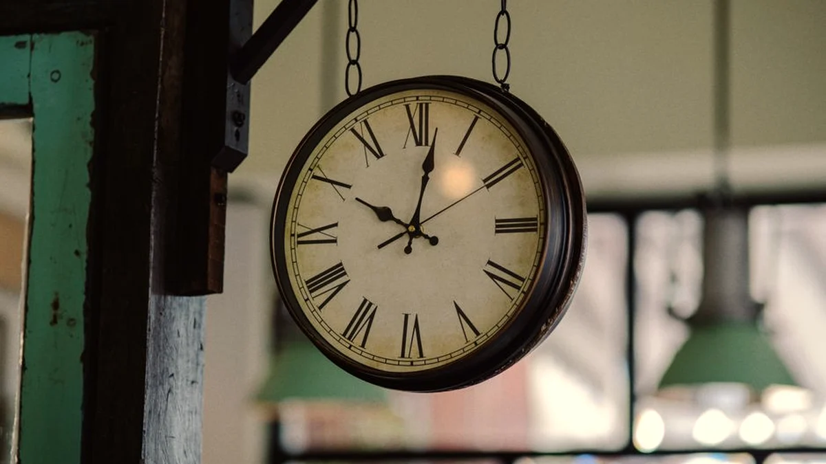 Horloge murale ancienne suspendue dans un atelier